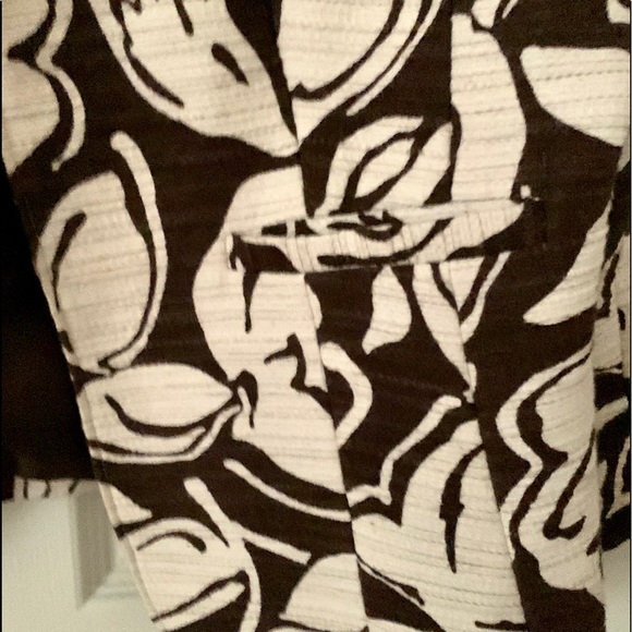 Beautiful bold floral off white and dark brown blazer. Cotton and linen - Picture 2 of 9